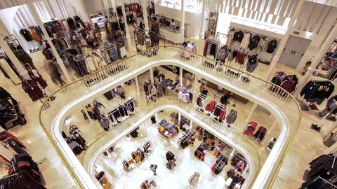 Interior de tienda ZARA de grandes dimensiones