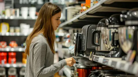 Secci&oacute;n de electrodom&eacute;sticos, freidoras de aire, en hipermercado