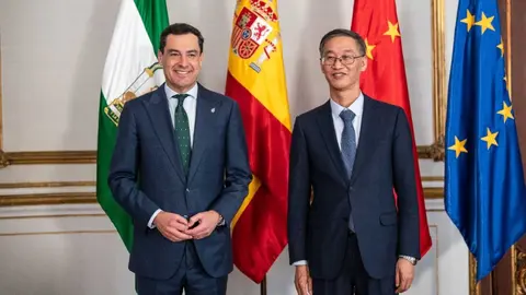 Juanma Moreno y el embajador de China en Espa&ntilde;a
