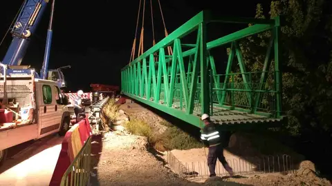 Instalaci&oacute;n de la pasarela met&aacute;lica para salvar el Arroyo de la Guare&ntilde;a