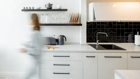 Cocina moderna con muebles blancos