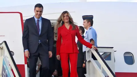 Pedro S&aacute;nchez y Bego&ntilde;a G&oacute;mez bajan del Falcon presidencial