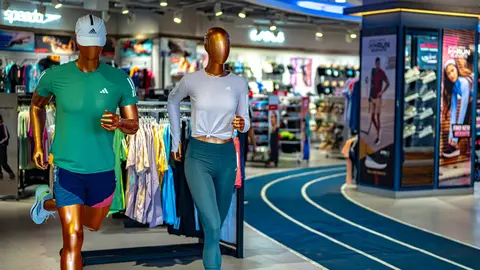 Interior de tienda de la firma Adidas