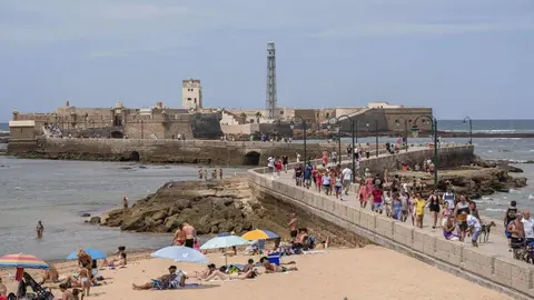 Personas visitan el Castillo de San Sebasti&aacute;n en C&aacute;diz tras su reapertura