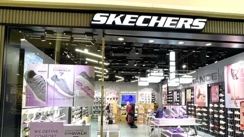 Escaparate de tienda de calzado y moda Skechers