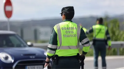 Un guardia civil de tr&aacute;fico, en una imagen de archivo