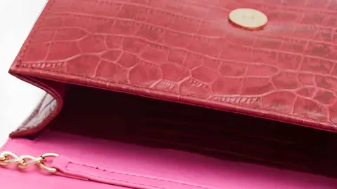 Cartera de mano con asa de cadena de El Corte Ingl&eacute;s