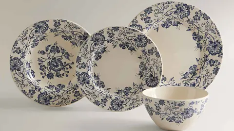 Vajilla de loza con detalle de lirios de Zara Home