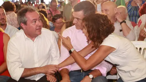 Pedro S&aacute;nchez, junto a Juan Espadas y Mar&iacute;a Jes&uacute;s Montero