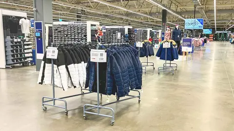 Interior de una tienda Decathlon