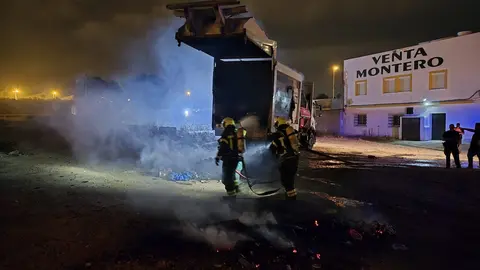 Cami&oacute;n de basura incendiado junto a la Venta Montero | Jes&uacute;s Catal&aacute;n
