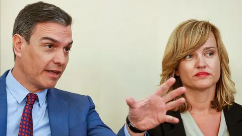 Pedro S&aacute;nchez, junto a la ministra Pilar Alegr&iacute;a