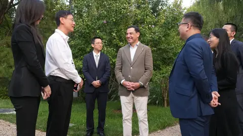 Juanma Moreno, durante su visita a la sede central de la compa&ntilde;&iacute;a Huawei