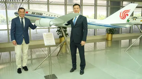 Juanma Moreno negocia un vuelo directo con China desde Andaluc&iacute;a