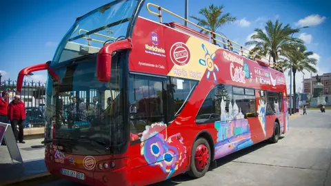 El autob&uacute;s tur&iacute;stico de C&aacute;diz acab&oacute; convertido en una discoteca
