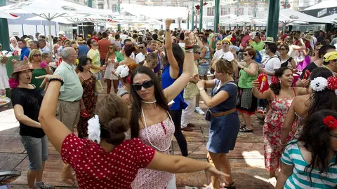 Personas disfrutan de la celebraci&oacute;n de la feria