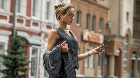 Vas a querer comprar la nueva zapatilla de Adidas que combina con el pantal&oacute;n animal print de Zara