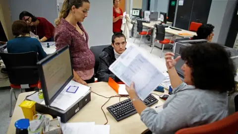 Personas trabajan como administrativos en una oficina
