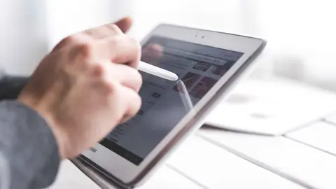 Un trabajador con un tablet