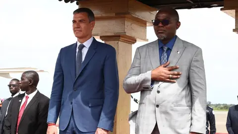 El presidente del Gobierno de Espa&ntilde;a, Pedro S&aacute;nchez (i) y el presidente de Gambia, Adama Barrow (d) (1)