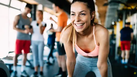 Mujer joven en el gimnasioobserva la oferta de LIDL