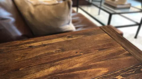 Mesa de madera de roble en sal&oacute;n