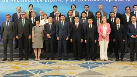 El presidente Juanma Moreno, en su reuni&oacute;n con el grupo empresarial Zhesnhi