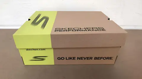 Caja de calzado de la marca Skechers