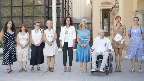 La alcaldesa de Almer&iacute;a, Mar&iacute;a del Mar V&aacute;zquez, y la concejal, Paola Laynez, junto a los representantes de las asociaciones beneficiadas