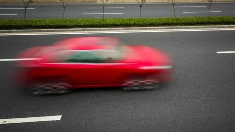 Un coche circulando a gran velocidad