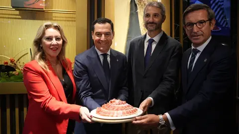 Juanma Moreno se ha reunido con miembros del Grupo Osborne