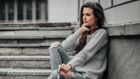 Mujer a la moda con estilo urbano