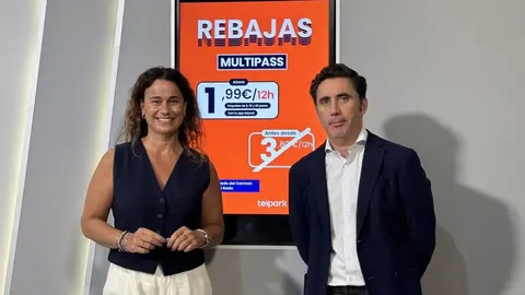 La teniente de alcalde de Empleo, Vivienda, Desarrollo Econ&oacute;mico y Fondos Europeos del Ayuntamiento de Huelva, Adela de Mora, y el director territorial de Andaluc&iacute;a de TelPark, Jos&eacute; Mar&iacute;a Fayos.