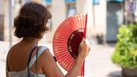 Una mujer se abanica para combatir las altas temperaturas