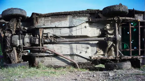 Un coche volcado en una foto de archivo