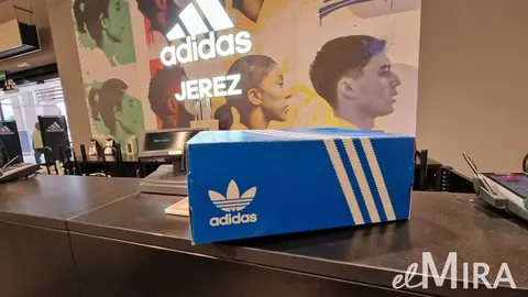 Caja de zapatillas, tienda Adidas, Jerez