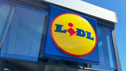 Tienda Lidl con un fonde de cielo azul en un d&iacute;a soleado