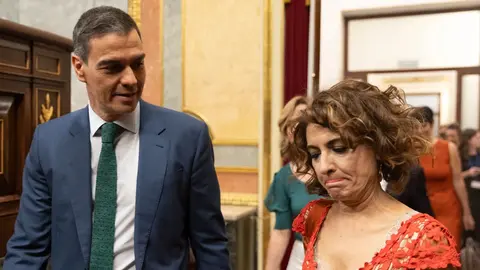 Pedro S&aacute;nchez, junto a la vicespresidenta del Gobierno Mar&iacute;a Jes&uacute;s Montero