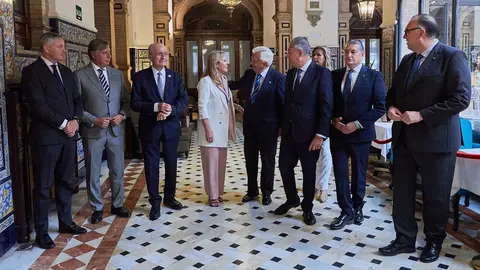 Varios representantes pol&iacute;ticos se han dado cita en el acto organizado por la Fundaci&oacute;n C&aacute;mara en Sevilla | Salvador L&oacute;pez Medina