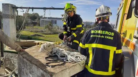 Bomberos actuando en un pozo