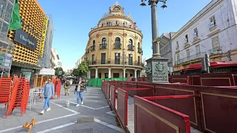 Montaje de palcos frente al Gallo Azul en Jerez