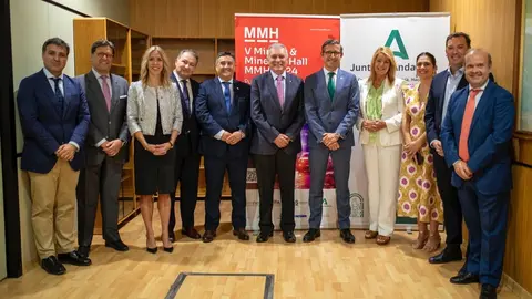 La alcaldesa de Huelva, Pilar Miranda, junto al consejero de Industria de la Junta de Andaluc&iacute;a, Jorge Paradela