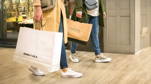 Clientas de Parfois y Bimba y Lola salen de un centro comercial