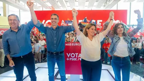 Pedro S&aacute;nchez, en un mitin junto a Juan Espadas y Mar&iacute;a Jes&uacute;s Montero