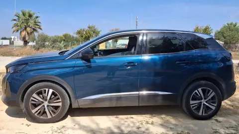 El coche presenta ralladuras por todas sus caras