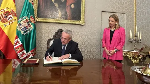 El embajador esloveno, Robert Krmelj, firma en el Libro de Honor de Diputaci&oacute;n