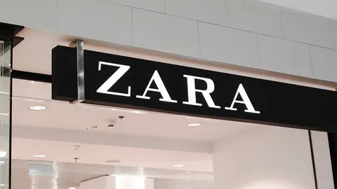 Luminoso de tienda ZARA en centro comercial