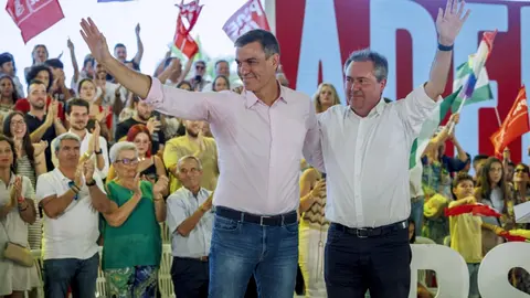 Pedro S&aacute;nchez, junto a Juan Espadas en un mitin del PSOE