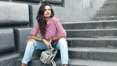 Las sandalias de tac&oacute;n y cu&ntilde;as de la firma H&M que llevar&aacute;n las bajitas con vaqueros, vestidos y faldas