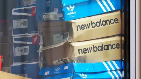 Cajas de zapatillas New Balance y Adidas
